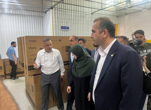 بازدید مهاجرانی از یک کارخانه تولید دوچرخه در انزلی