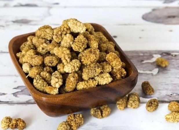 خواص توت خشک: گنجینه‌ای از ویتامین‌ها و مواد معدنی