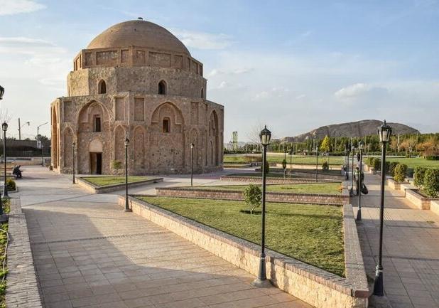 گنبد جبلیه کرمان به‌ منظور انجام تعمیرات تعطیل شد