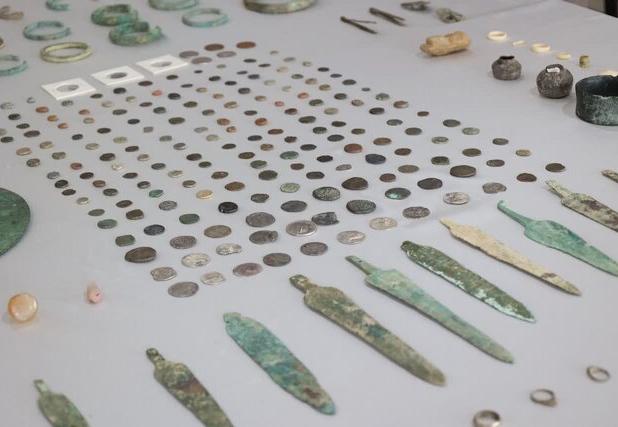 کشف ۴۰۰ قلم عتیقه از دوره‌های اشکانی، ساسانی و اسلامی از قاچاقچیان در سنندج