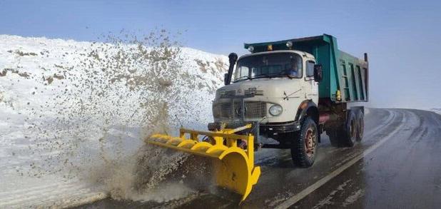 اجرای عملیات برف روبی و نمک‌پاشی در ۱۰۰ کیلومتر از محور تکاب