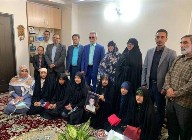 «نوجوانان رستایی» ۲ همرزم دفاع مقدس را بهم رساندند/ تجلیل از مادر شهید نوایی لواسانی با اجرای نوجوانان