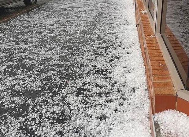 بارش تگرگ خیابان‌های کرمانشاه را سفیدپوش کرد