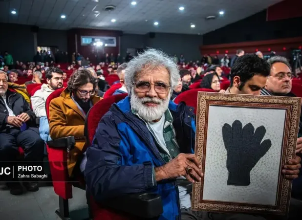 «دستکش ننه عصمت» به بهروز افخمی رسید