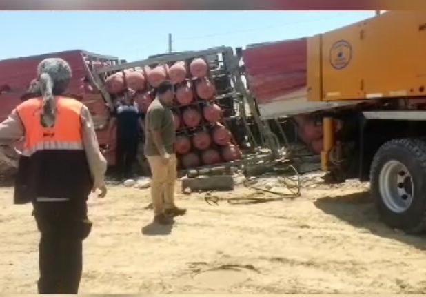واژگونی کامیون حامل گاز در محور بوشهر - برازجان