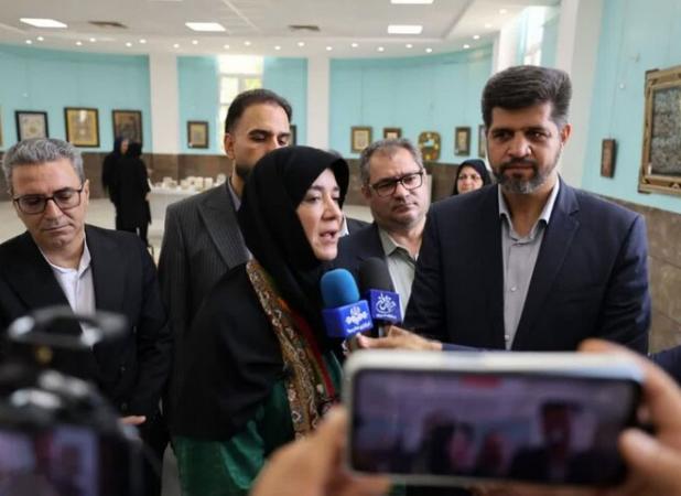 معاون وزیر: زنان سهم قابل‌توجهی در تولیدات صنایع‌دستی لنجان دارند