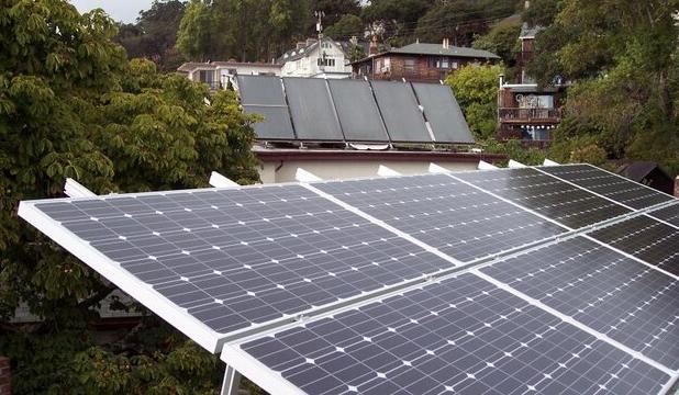 عضو کمیسیون عمران: در گیلان گواهی پایان کار مشروط به استفاده از پنل های خورشیدی شده است/ دولت صدور گواهی صرفه جویی را جدی بگیرد