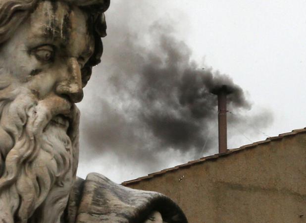 خروج دود سیاه از دودکش کلیسا؛ پاپ جدید انتخاب نشد