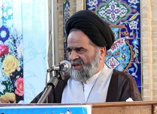 امام جمعه موقت اراک: پیروی از فرمان ولی فقیه ضامن عزت ملت است