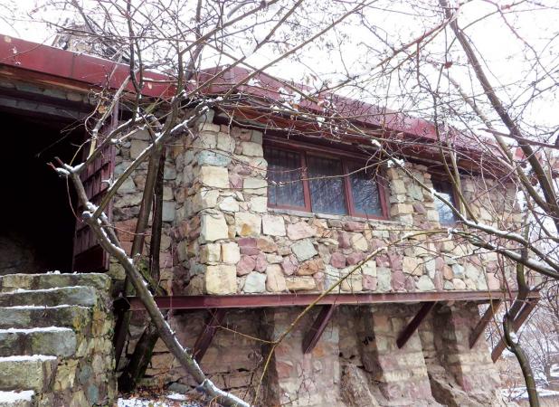 معماری جادویی هوشنگ سیحون، کلبه‌ای که روی کوه آویزونه!