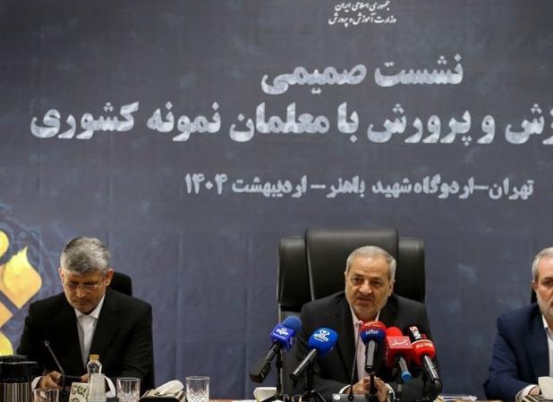 معلمان نمونه در دیدار با وزیر: امتحانات سخت، مدارس ناعادلانه