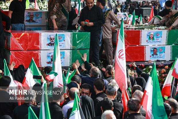 المیادین: مراسم تشییع شهدا در تهران بسیار باشکوه و پرشور است+فیلم