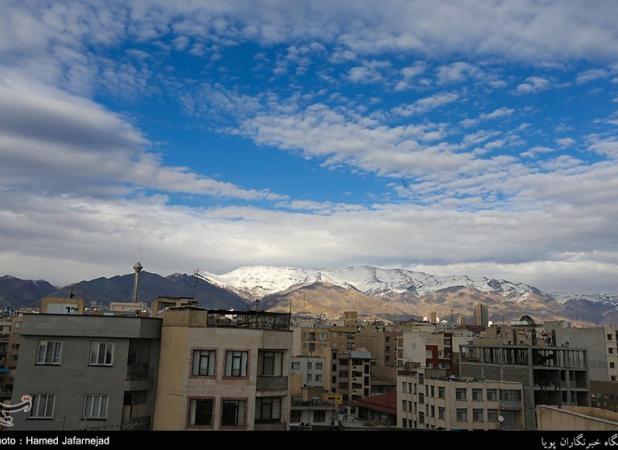 آسمان تهران همچنان آبی است