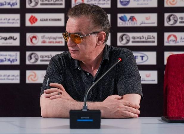 زنوزی: بازیکنان صف بسته‌اند که به تراکتور بیایند!