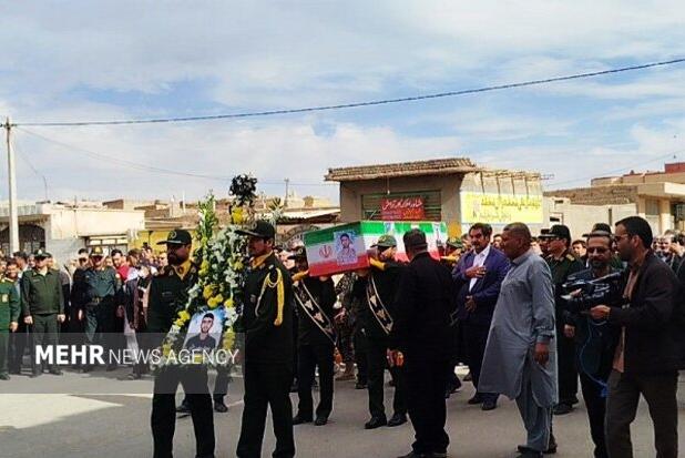 زاهدان به احترام امنیت ایستاد؛ پیکر شهید منطقه لار تشییع شد