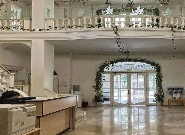 عمارت مجلل تهران که بوی بیسکوییت ساقه طلایی می‌دهد