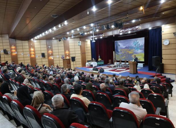 مروری بر ارتباط فرهنگی ایرج افشار با شهرستان بروجن