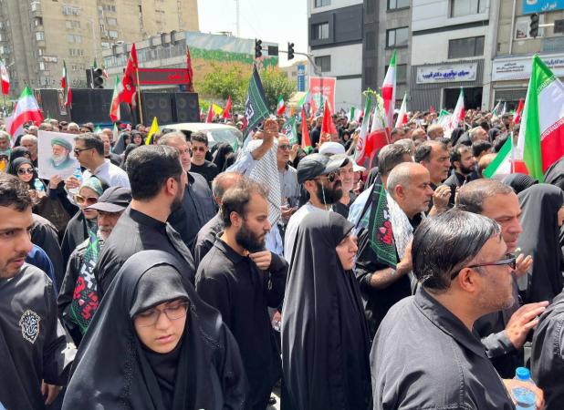 تصویری از زینب سلیمانی در مراسم تشییع شهدا