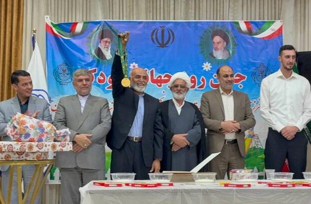 اهدای مدال طلا توسط پوریا یلی به انجمن حمایت از زندانیان قوچان