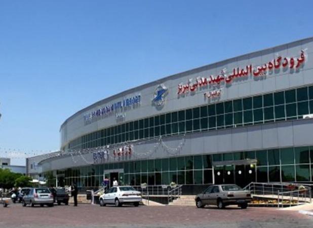 چاله‌ای که در فرودگاه تبریز بعد از حمله ایجاد شد