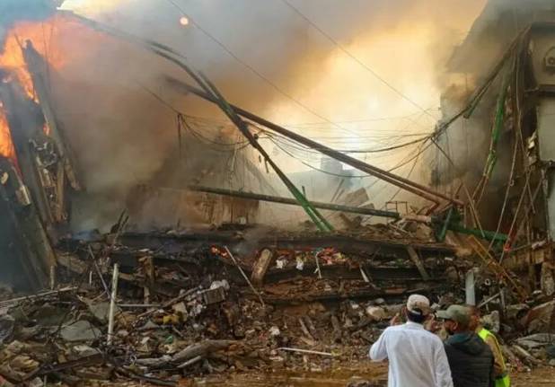 ۲۵ کشته و زخمی در آتش‌سوزی یک مرکز خرید در کراچی