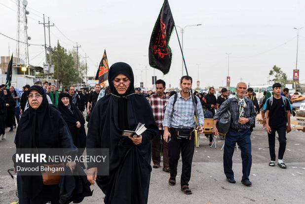 پیمودن مسیر عاشقی نجف تا کربلا در گرمای ۶۰ درجه عراق