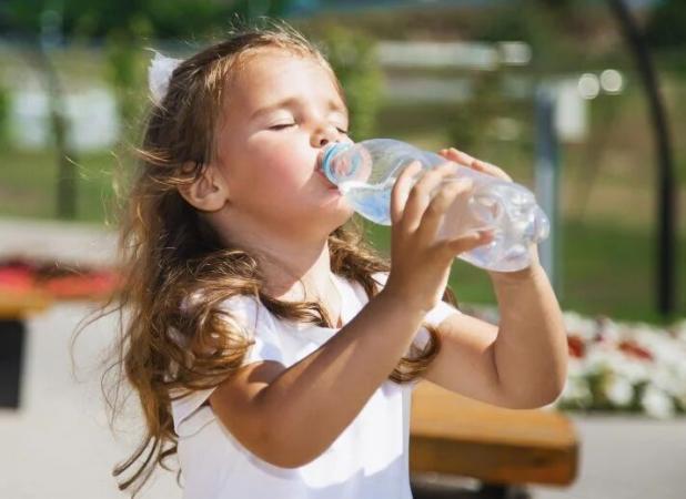 خطرات پنهان ریزپلاستیک‌ها؛ تهدید برای سلامت کودکان تا بزرگسالی