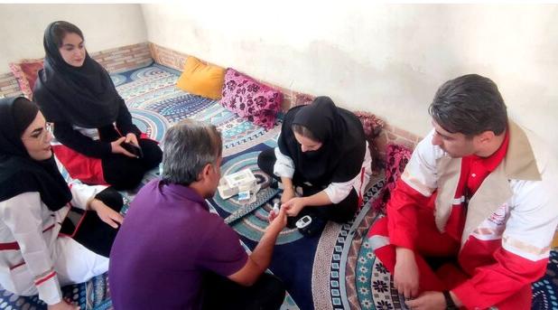 اجرای طرح «نذر خدمت» داوطلبان هلال احمر در روستای شهید طیب