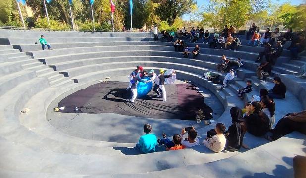 از «رستاخیز» تا «شهر قصه‌ها»؛ روایت‌هایی کە در دومین روز از تئاتر خیابانی مریوان روی صحنە رفت