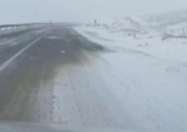 بارش برف در محور قروه - همدان