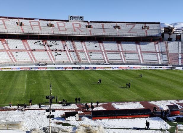 استقبال کم هواداران تراکتور در مصاف با ملوان