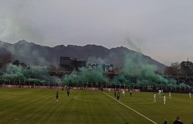 آتش‌بازی هواداران خیبر در جریان دیدار با استقلال