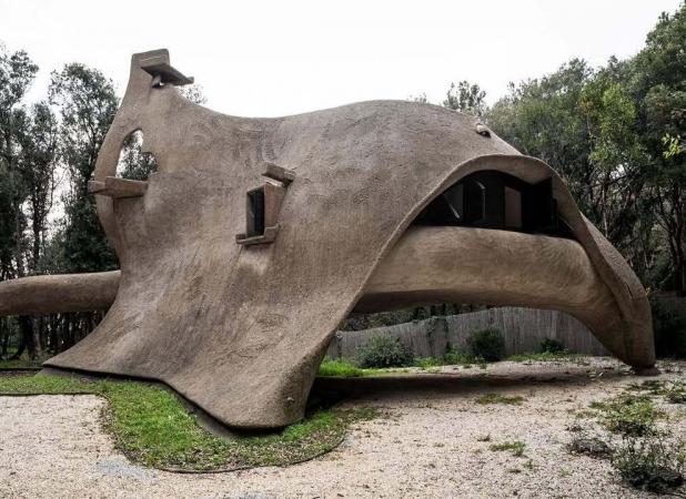 خانه‌ای مدرن در ایتالیا که شبیه یک نهنگ است!