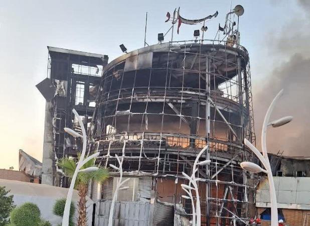 اعزام ۲۰ تیم آتش‌نشانی برای کنترل حریق در فروشگاه بزرگ میلاد شاهین‌شهر
