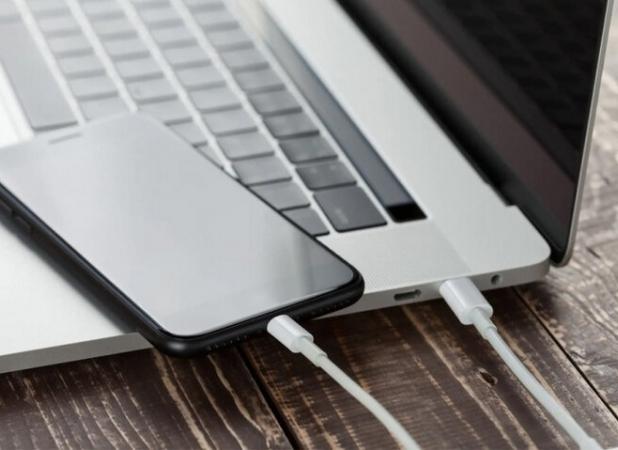 واردات موبایل مسافری و پستی براساس نرخ ارز «تالار دوم»