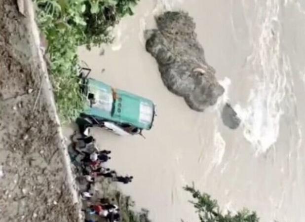 ۸ کشته بر اثر سقوط یک خودروی مسافربری در رودخانه در افغانستان