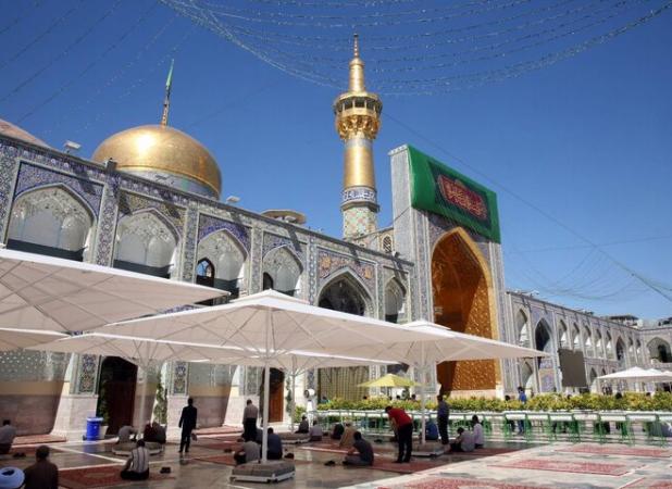 آماده‌سازی و استقرار بیش از ۲۰۰ چتر سایبان در حرم امام رضا(ع)