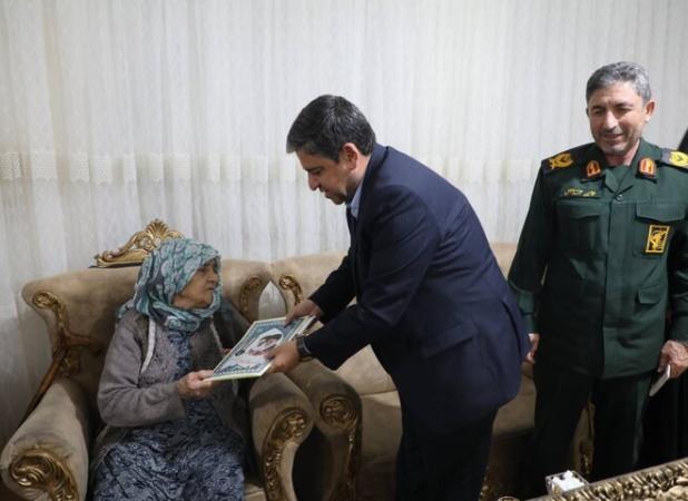 تجلیل استاندار اردبیل از مادر شهید والامقام احمد غلامی