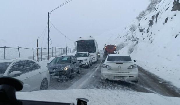 آغاز بارش برف و باران در محور کندوان و گدوک