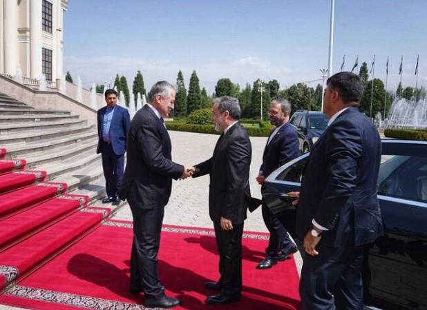 وزیر خارجه تاجیکستان به استقبال عراقچی رفت
