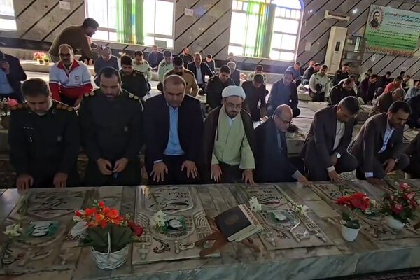 گلباران مزار شهدا به مناسبت هفته نیروی انتظامی در لنگرود