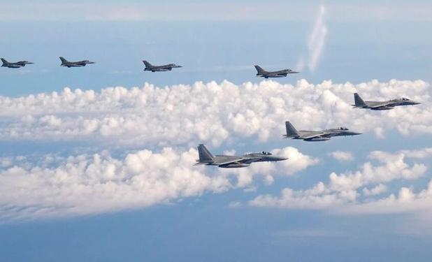 گذر جنگنده‌های چین از خط حائل تنگه تایوان