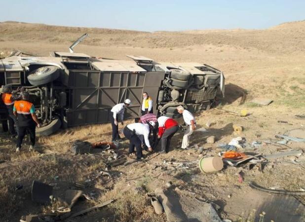 ۱۲ مسافر در واژگونی اتوبوس در جاده شیراز به سروستان مصدوم شدند