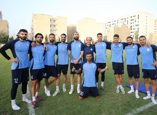 خواننده مشهور، مهمان تمرین استقلال شد