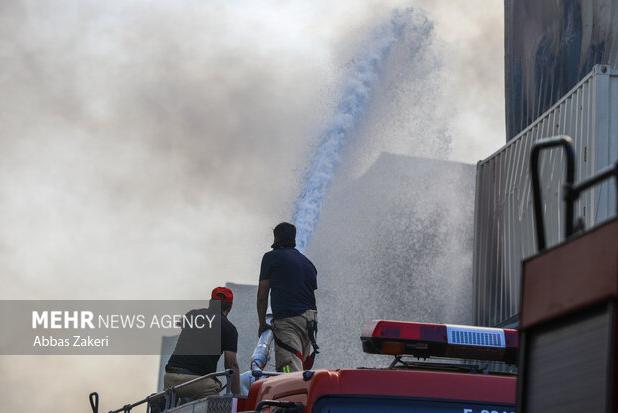 خبرنگار مهر: آتش‌سوزی بندرشهید رجایی تحت کنترل است؛لکه‌گیری تداوم دارد