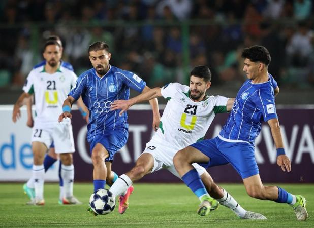 اهتراز پرچم‌های بزرگ آبی در ورزشگاه و شعار هواداران علیه پرسپولیس + تصاویر