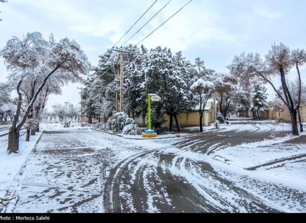 بارش برف و باران در جاده‌های ۱۸ استان/ترافیک سنگین در چالوس