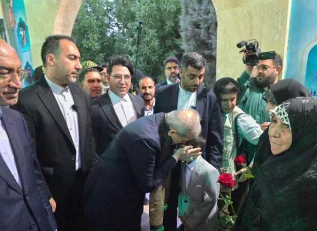رئیس‌جمهور در بدو ورود به کرمانشاه با خانواده‌های معظم شهدا دیدار کرد
