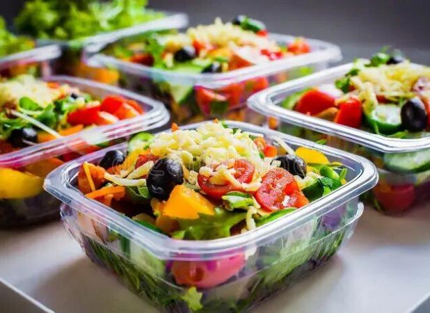 سالادهای آماده؛ وعده‌ای سالم یا تله‌ای میکروبی؟ آیا شست‌وشوی دوباره ضروری است؟