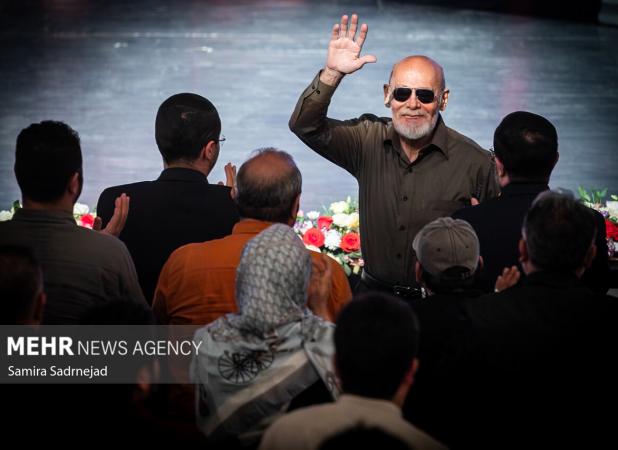 ژست خاص جمشید هاشم‌پور در کنار فرماندهان سپاه